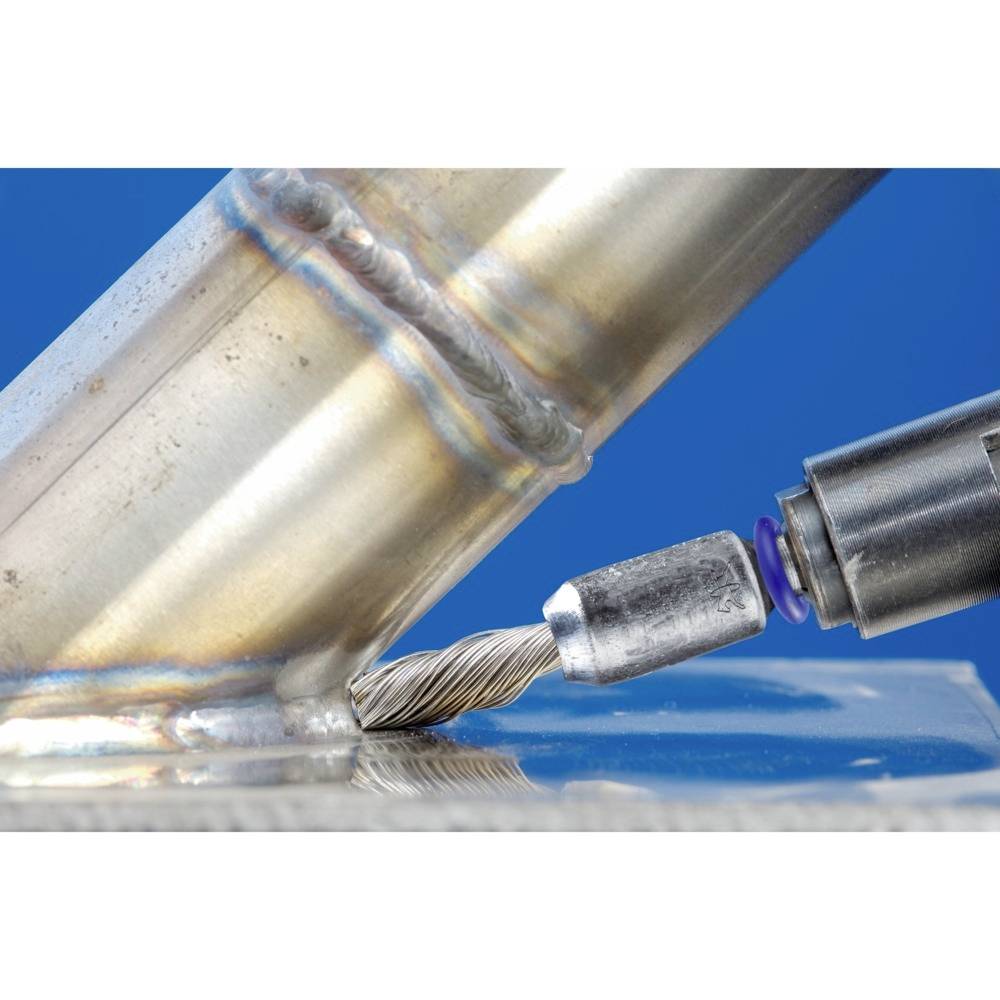 Nahaufnahme eines professionellen Fräswerkzeugs, das eine Metallverbindung bearbeitet. Die Szene zeigt eine präzise Bearbeitungstechnik.