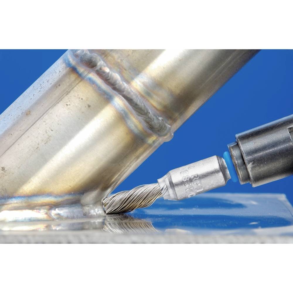 Nahaufnahme eines Schweißvorgangs an einer Metallrohrverbindung. Ein Werkzeug führt präzise Arbeiten an der geschweißten Naht durch.