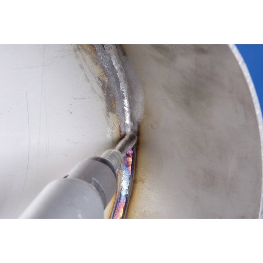 Nahaufnahme eines Schweißprozesses an einer Metalloberfläche. Ein Schweißgerät erzeugt eine präzise, farbige Naht in einem Winkel.