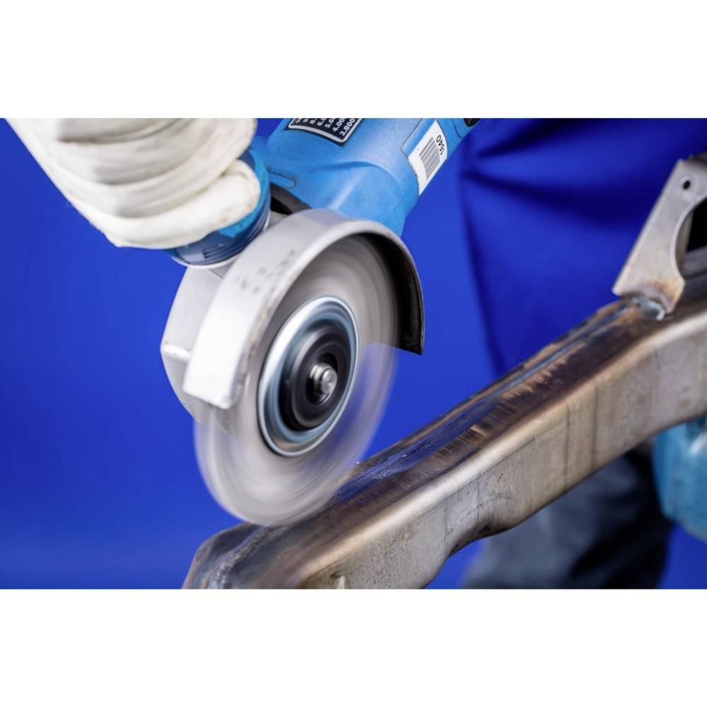 Eine Person schleift mit einer blauen Schleifmaschine Metall. Funken fliegen. Fokus liegt auf der Maschine und dem geschliffenen Metall.