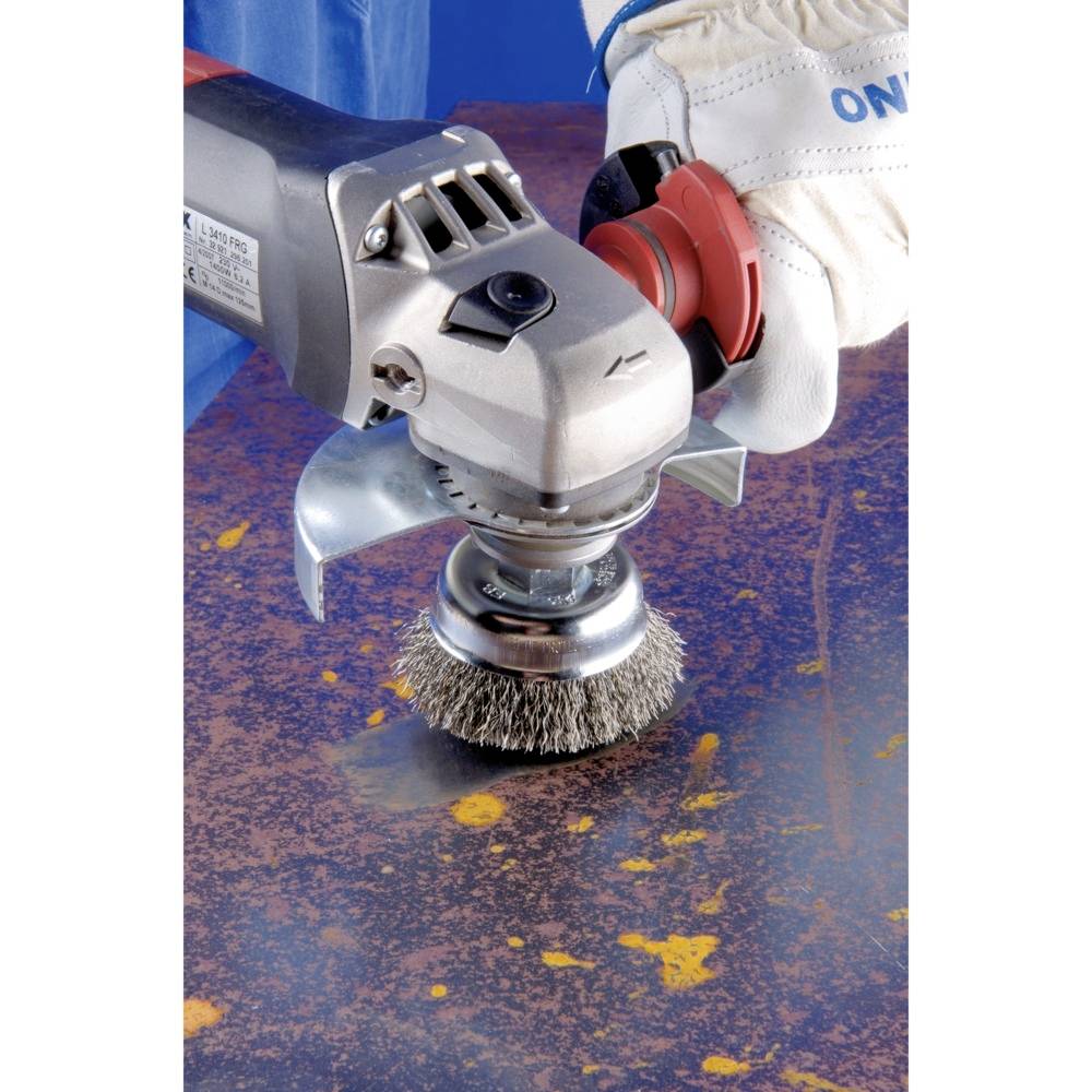 Eine Person verwendet eine elektrische Schleifbürste, um Rost von einer Metalloberfläche zu entfernen.