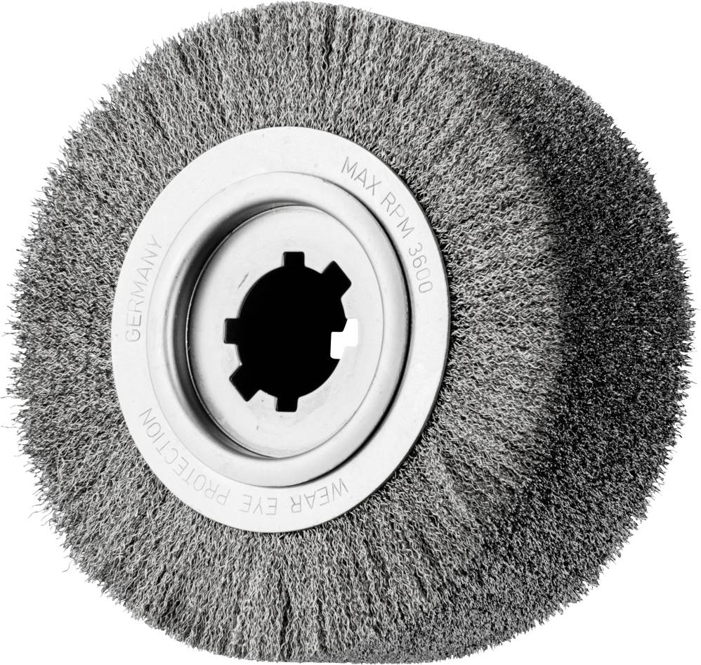 Eine rotierende Drahtbürste mit Sicherheitswarnung 'Wear eye protection' und Angabe 'Max RPM 3600', verwendet für Schleifarbeiten.