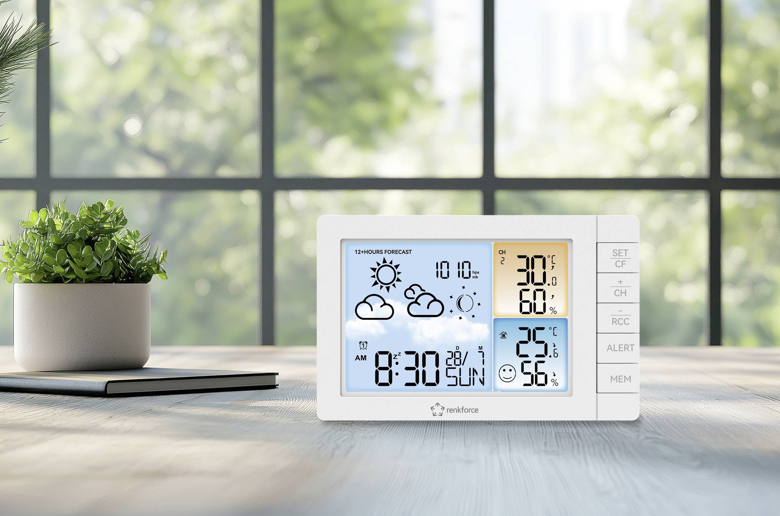Wetterstation auf einem Tisch zeigt Datum, Uhrzeit und Wettervorhersage. Temperatur 25°C, Luftfeuchtigkeit 56%. Hintergrund mit Fenstern.