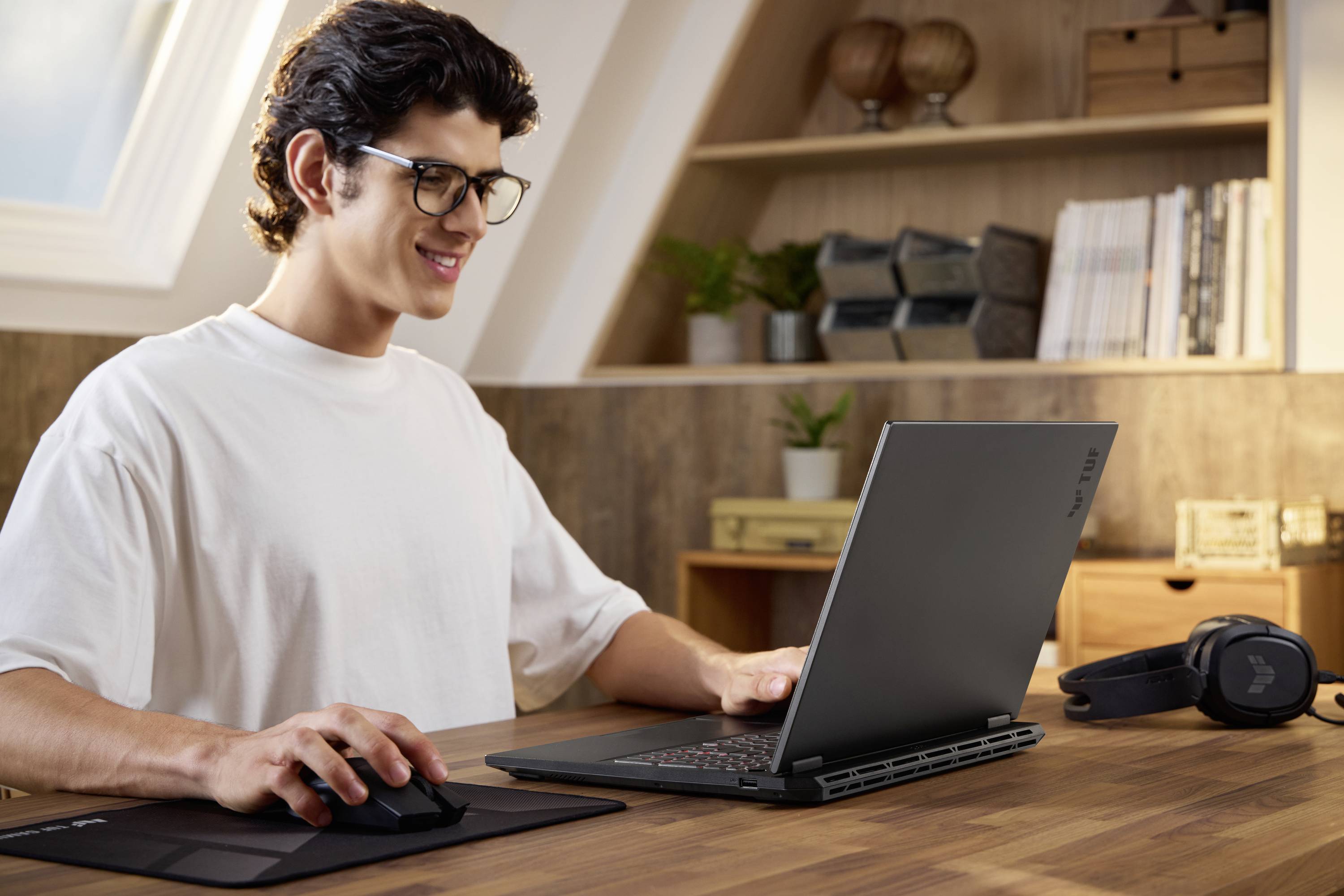 Asus Gaming Notebook TUF Gaming A16 FA608WV-RL019W 40.6 cm (16 Zoll) WUXGA AMD Ryzen AI 9 HX 370 16 GB RAM 1 TB SSD Deutsch, QWERTZ AMD Radeon™ 89