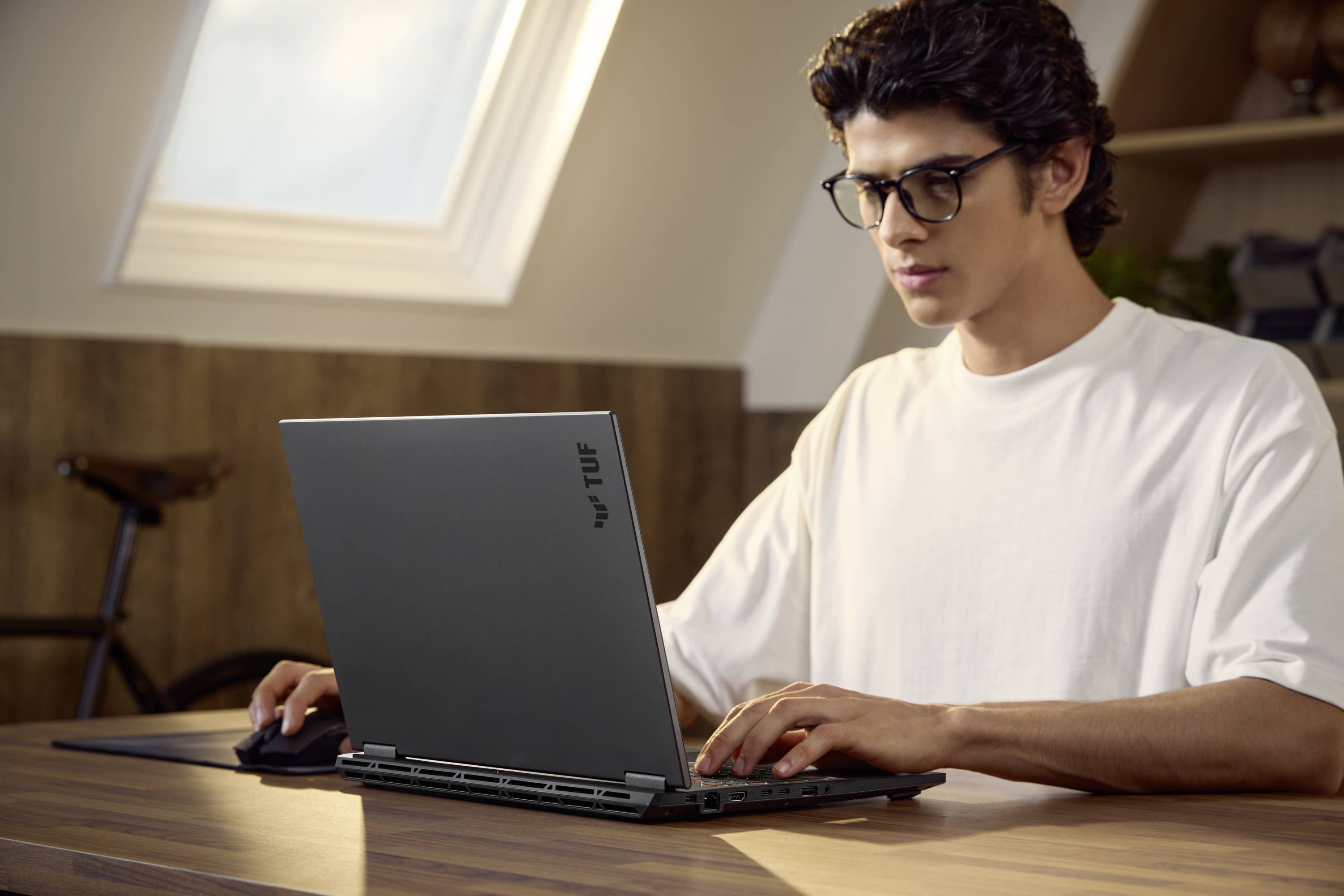 Asus Gaming Notebook TUF Gaming A16 FA608WI-QT010W 40.6 cm (16 Zoll) WQXGA AMD Ryzen AI 9 HX 370 16 GB RAM 1 TB SSD Deutsch, QWERTZ AMD Radeon™ 89