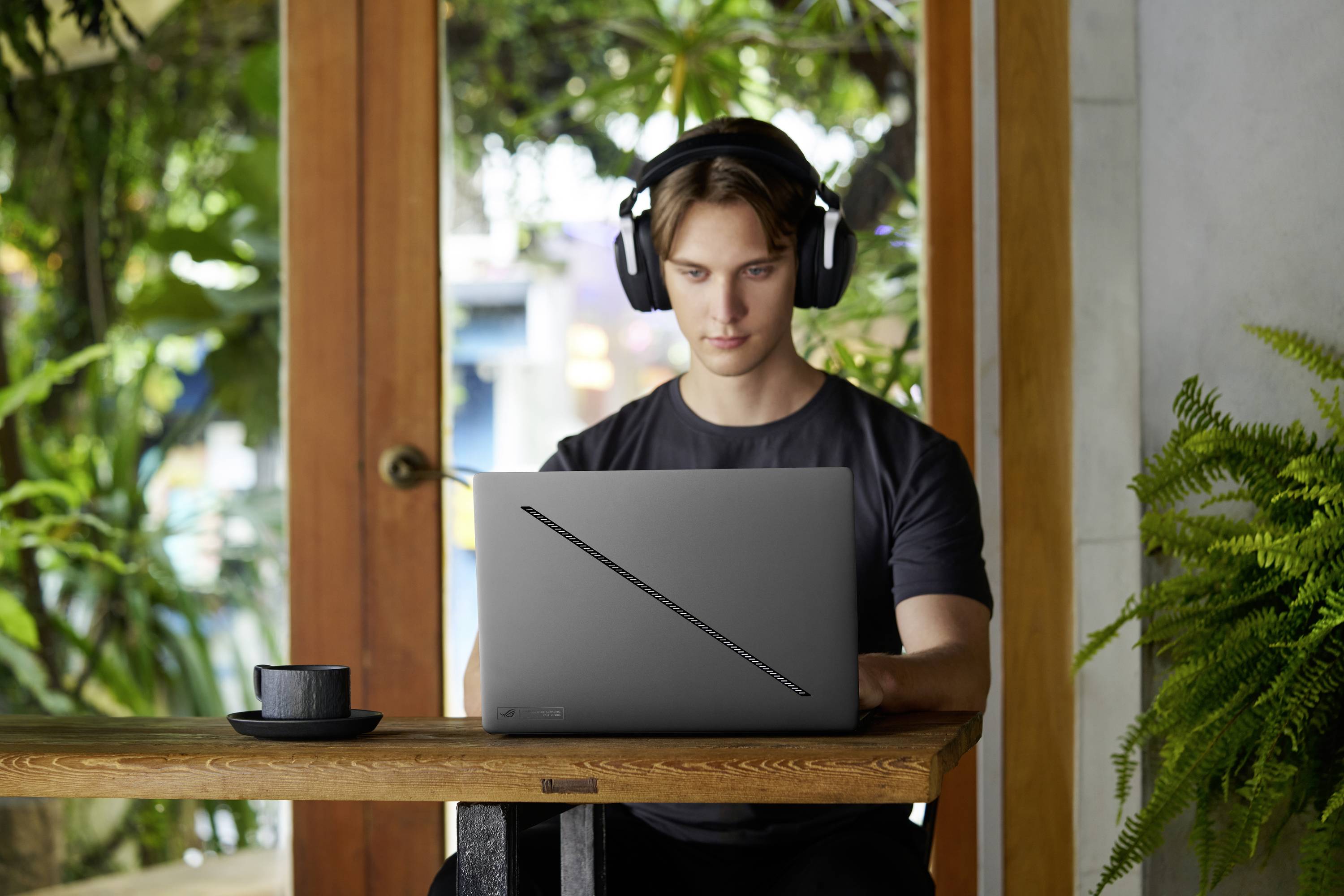 Asus Gaming Notebook ROG Zephyrus G16 GA605WV-QP075W 40.6 cm (16 Zoll) WQXGA AMD Ryzen AI 9 HX 370 16 GB RAM 1 TB SSD Deutsch, QWERTZ AMD Radeon™