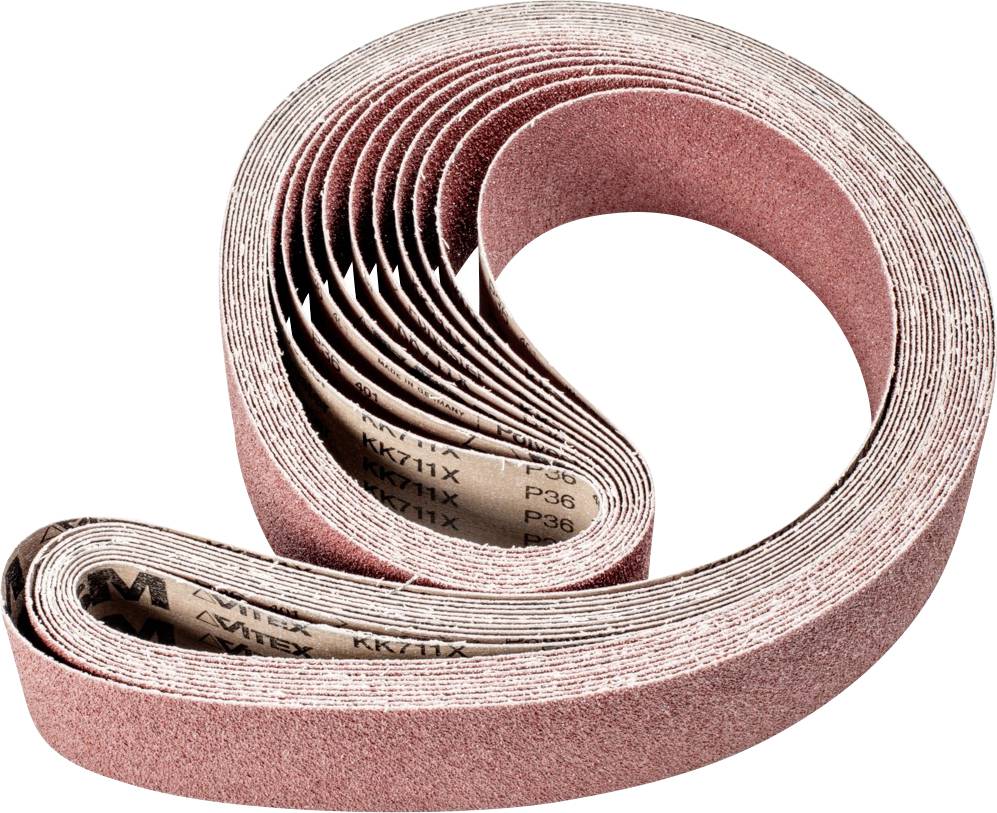 Ein aufgerolltes Schleifband mit grober Körnung; die Oberseite ist rötlich und die Unterseite zeigt die Körnungsnummer P36.