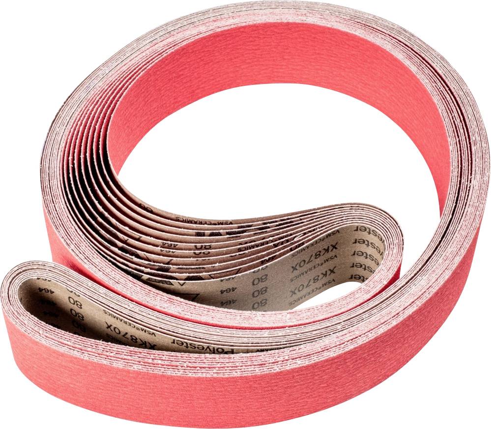 Ein aufgerolltes Schleifband in roter Farbe, das für Schleifarbeiten verwendet wird. Die Körnung beträgt 80, erkennbar auf dem Band.