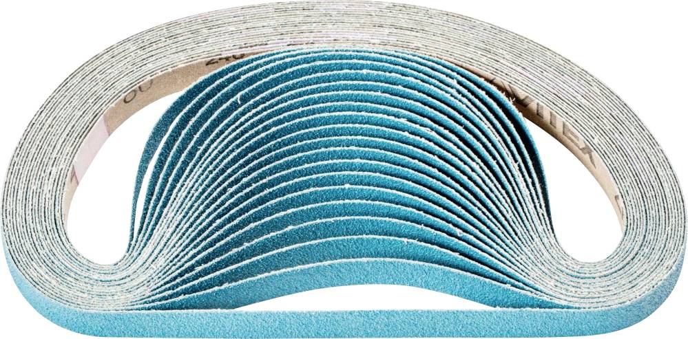 Ein Stapel blauer Schleifbänder liegt gebogen auf einem Tisch, die Kanten zeigen nach oben.