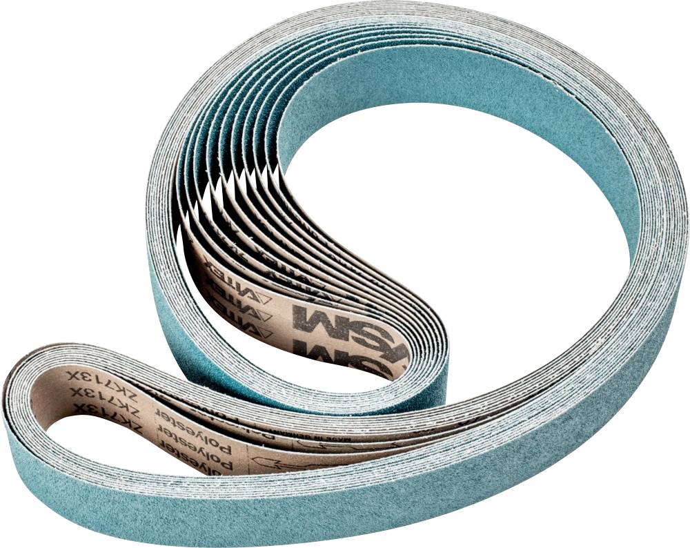 Ein aufgerolltes blaues Schleifband auf weißem Hintergrund zeigt seine Struktur und Materialien.