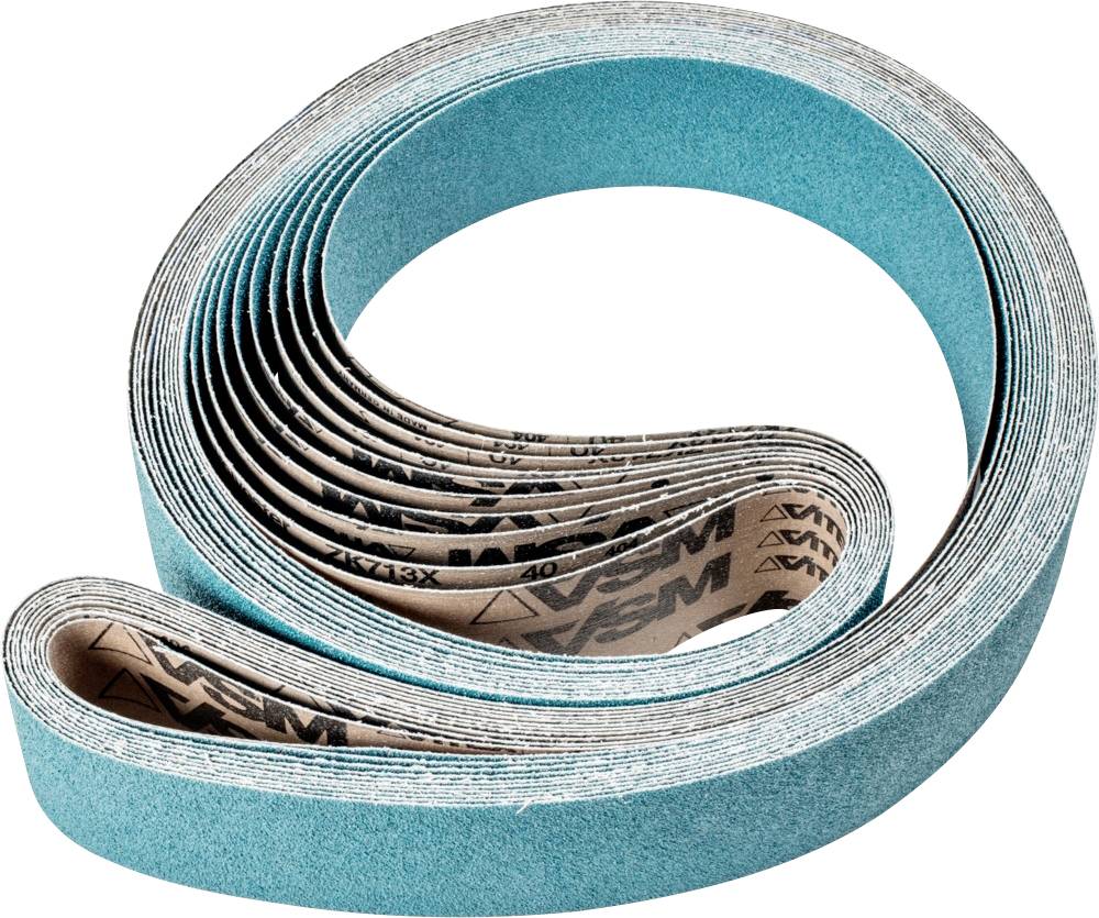 Ein aufgerolltes Schleifband in Blaugrün, das für Schleifarbeiten an Holz- oder Metalloberflächen verwendet wird.