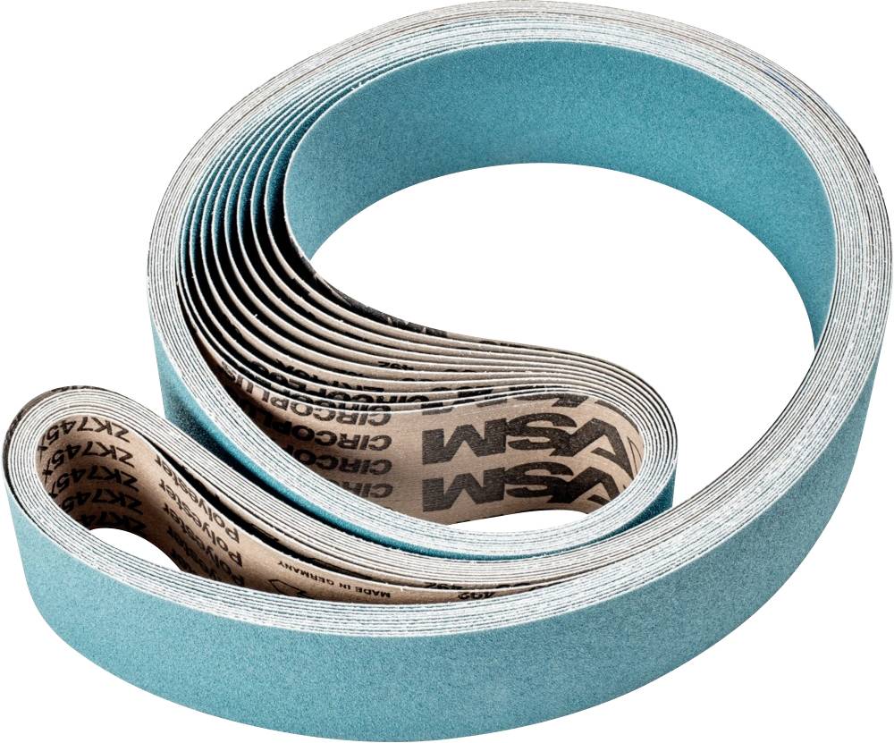 Ein blaues Schleifband, aufgerollt in einer Spirale, zeigt die Körnung auf der Innenseite. Es ist für Schleifarbeiten vorgesehen.