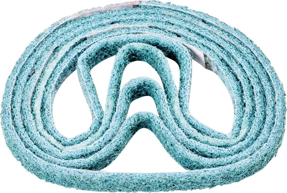 Einzelner blau-grüner Schleifbandstreifen, in einer wellenförmigen Schleife arrangiert, auf weißem Hintergrund.