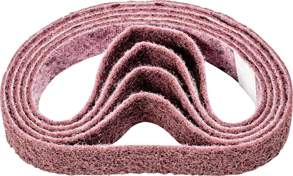 Ein Stapel roter Schleifbänder, gleichmäßig geschichtet, benutzt für Schleif- und Polierarbeiten in handwerklichen oder industriellen Anwendungen.