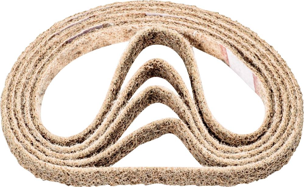 Ein braunes Schleifband in Wellenform liegt flach auf weißem Hintergrund. Ideal für Schleifarbeiten und Oberflächenveredelung.