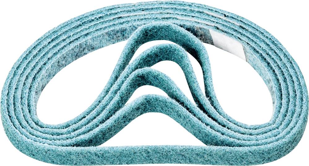 Ein grüner Schleifgürtel ist mehrfach gefaltet arrangiert. Das Schleifband hat eine grobe Textur und ist für Maschinen geeignet.