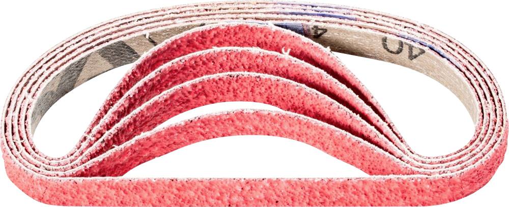 Rotes Schleifband in mehreren gebogenen Schichten, aufgerollt und versetzt übereinanderliegend, vor weißem Hintergrund.
