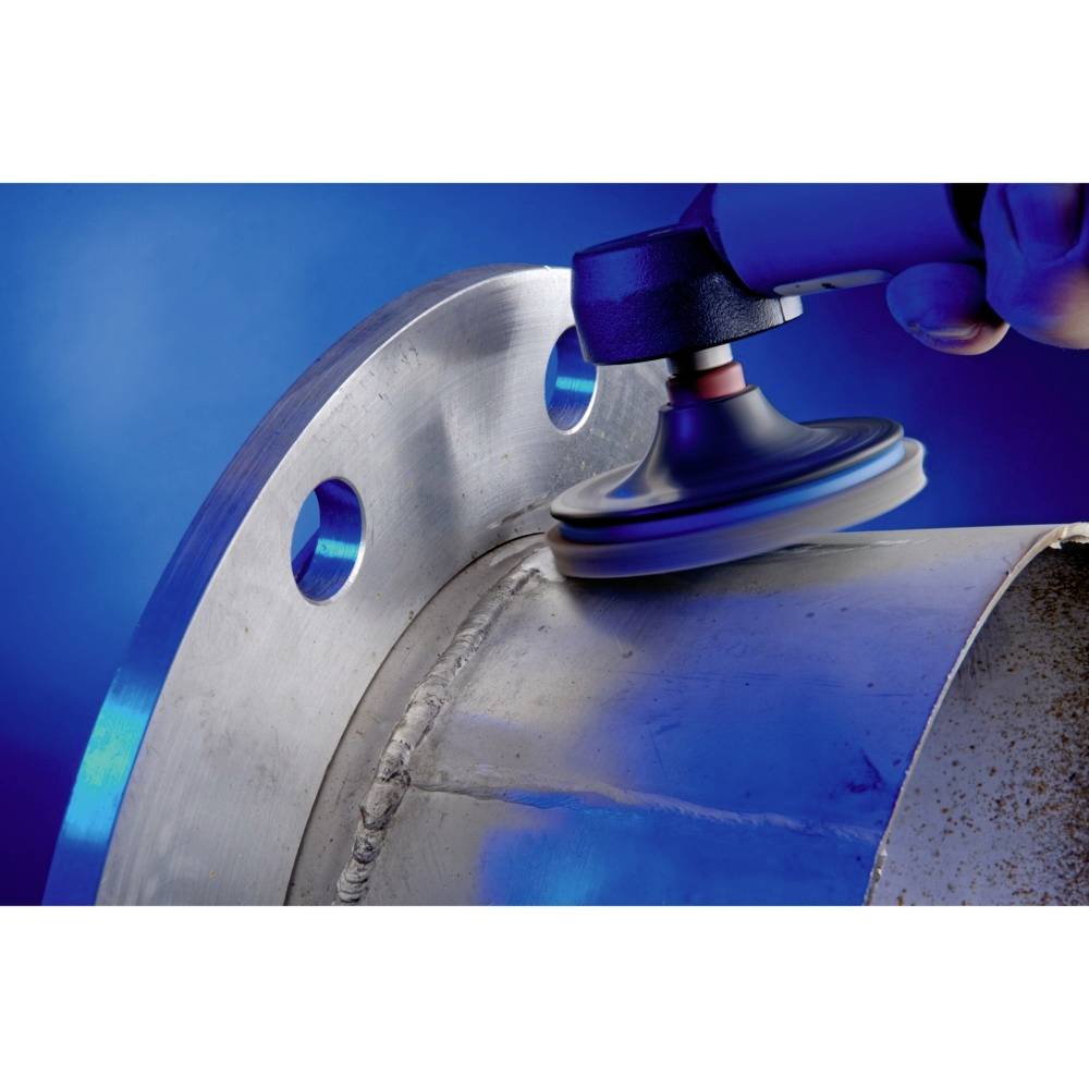 Bearbeitung einer Metallrohrverbindung mit einem Elektrowerkzeug. Die Schleifscheibe entfernt Unregelmäßigkeiten auf der Oberfläche des Metalls.