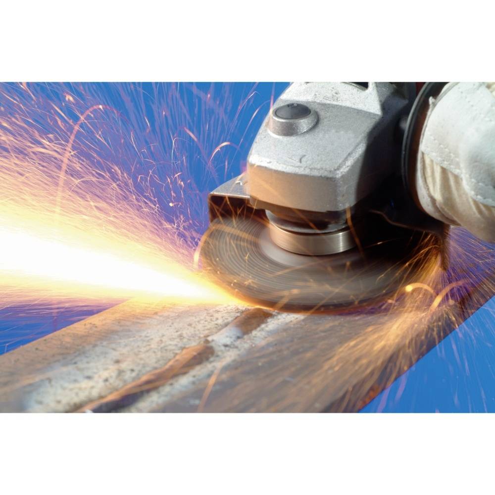 Eine Flex schleift Metall, während orangefarbene Funken sprühen. Die Szene zeigt einen intensiven Arbeitsprozess mit starkem Funkenflug.