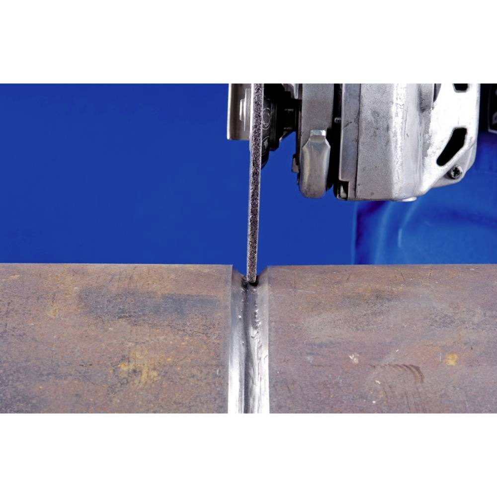 Eine Säge schneidet präzise durch ein großes Metallstück vor einem blauen Hintergrund.