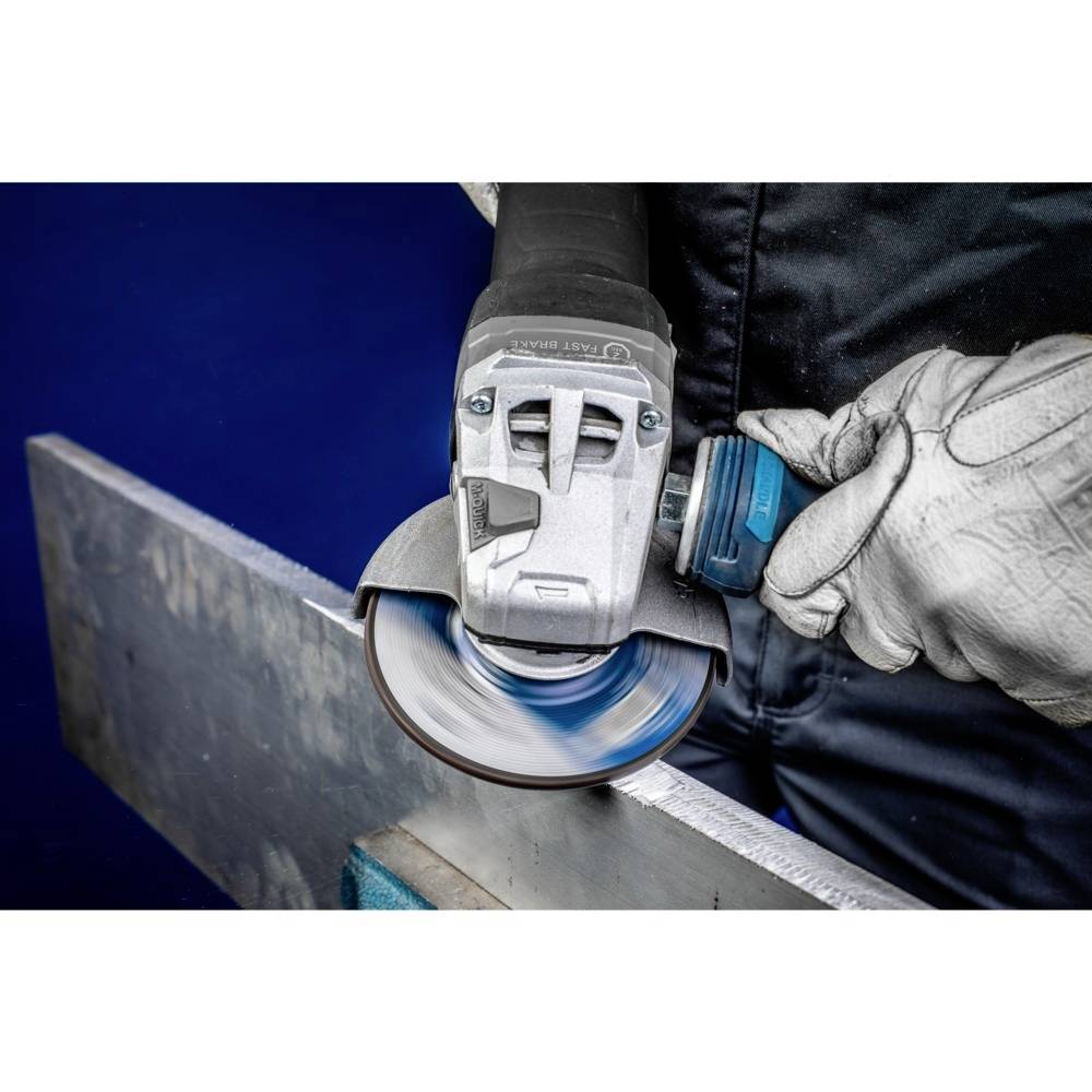Arbeiter schleift Metallplatte mit Schleifmaschine, trägt Handschuhe für Sicherheit, blauer Hintergrund.