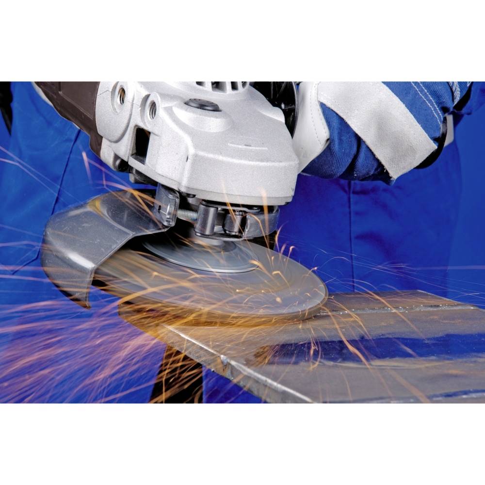 Eine Person in blauer Arbeitskleidung schleift mit einem Winkelschleifer Metall. Funken fliegen von der bearbeiteten Metallkante.