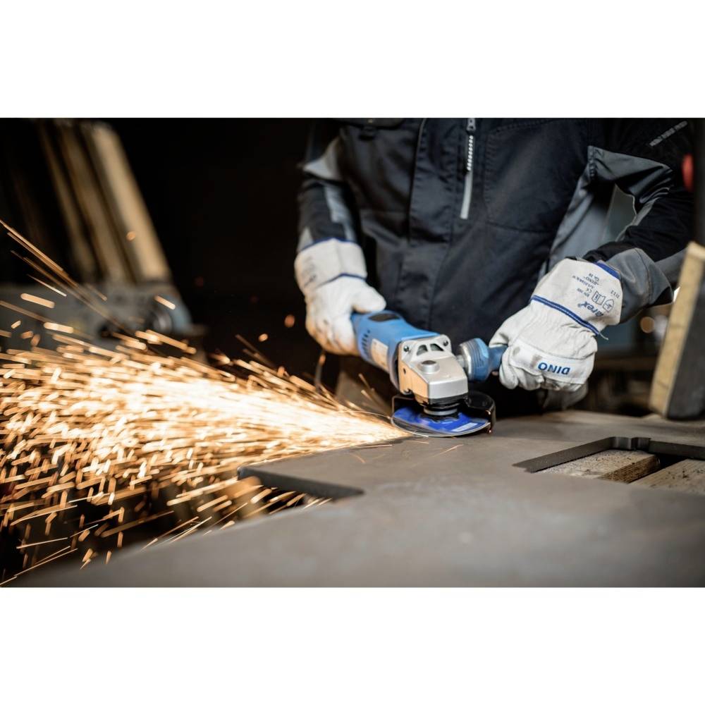 Eine Person in Schutzkleidung schleift mit einem Winkelschleifer Metall, Funken fliegen.