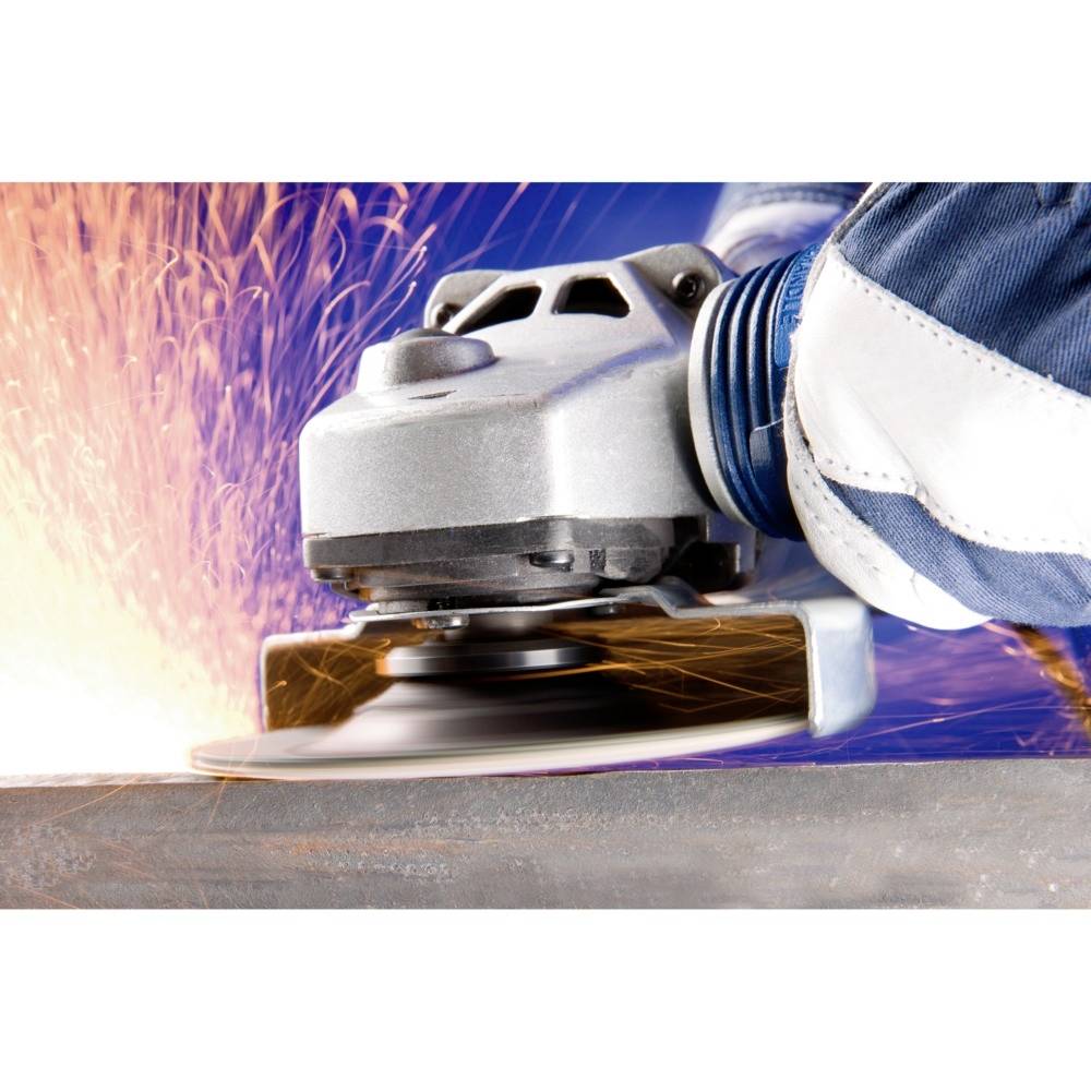 Eine Person schleift Metall mit einem Winkelschleifer, Funken fliegen. Mensch trägt Schutzkleidung. Szenario zeigt handwerkliches Arbeiten.