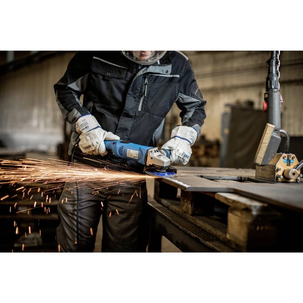 Eine Person in Schutzkleidung schleift Metall mit einem Winkelschleifer. Funken fliegen. Arbeitsplatz in einer Werkstatt.