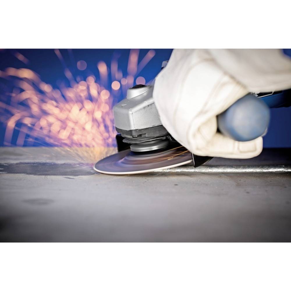 Eine Person schleift Metall mit einem Winkelschleifer. Funken fliegen vom Schleifpunkt. Die Schutzkleidung umfasst Handschuhe.