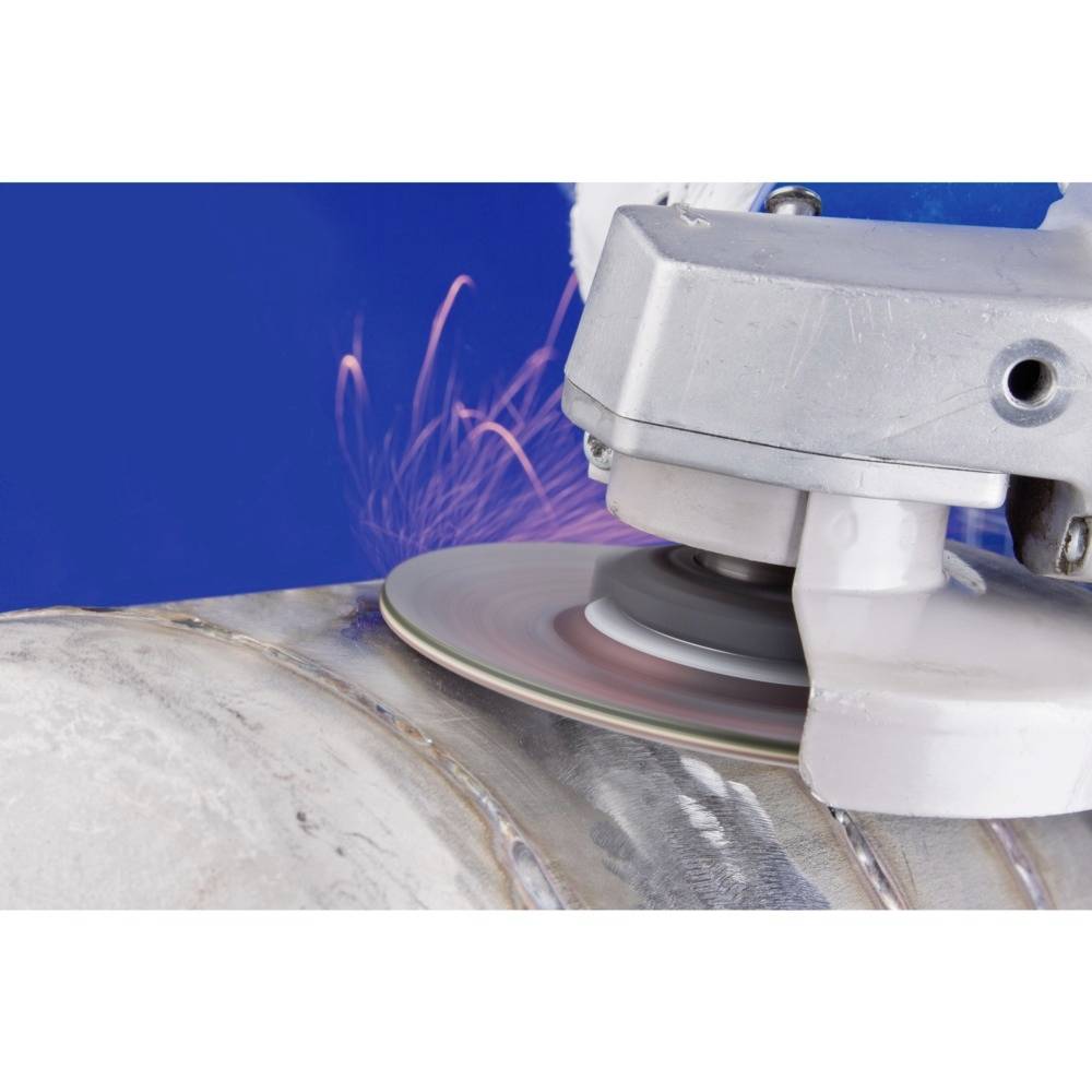 Eine Schleifmaschine bearbeitet eine Metalloberfläche, Funken fliegen. Hauptaktion: Schleifen von Metall.