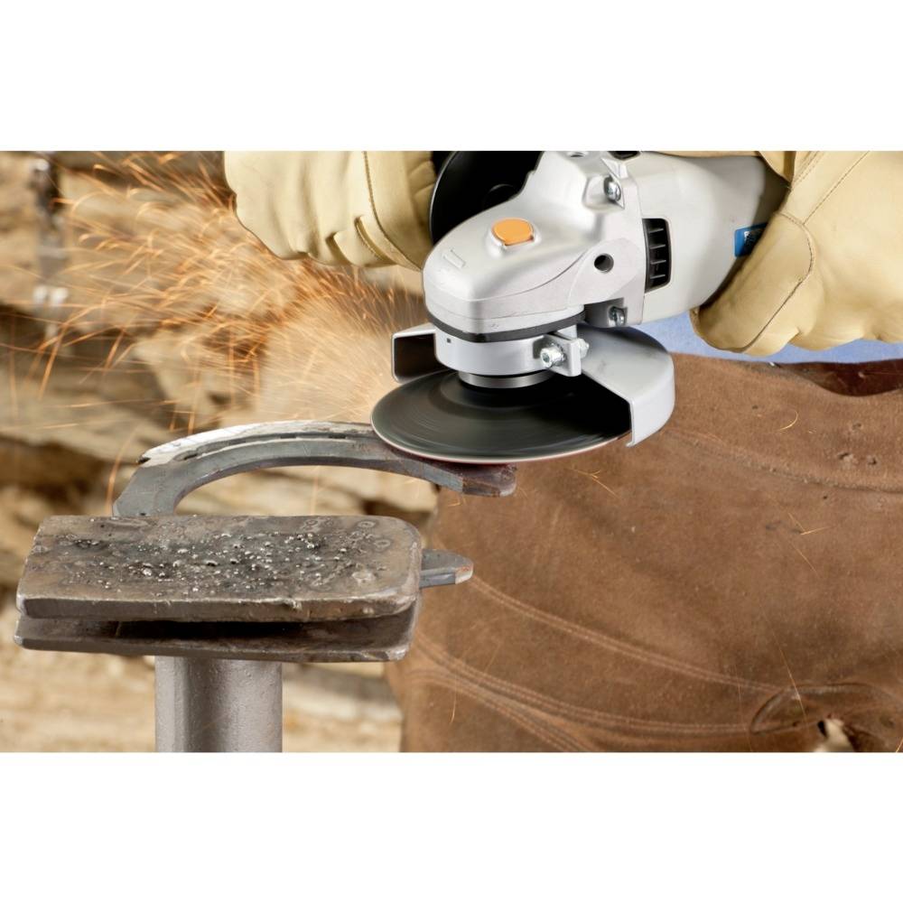 Ein Arbeiter schneidet mit einem Winkelschleifer Metall, Funken fliegen. Der Arbeiter trägt Schutzhandschuhe und Arbeitskleidung.
