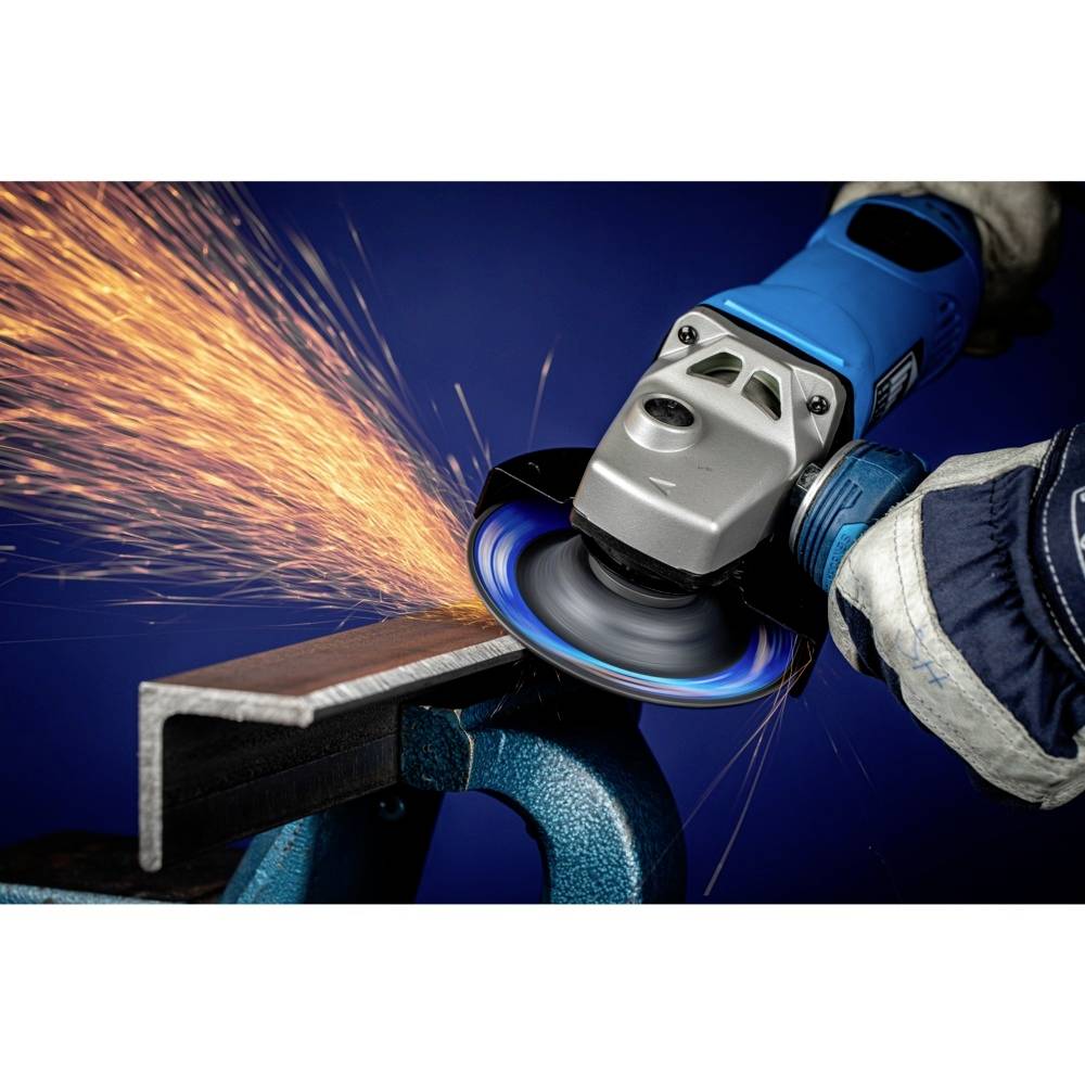 Ein Winkelgrinder schleift ein Metallstück in einem Schraubstock, Funken fliegen. Person trägt Arbeitshandschuhe und blaue Kleidung.