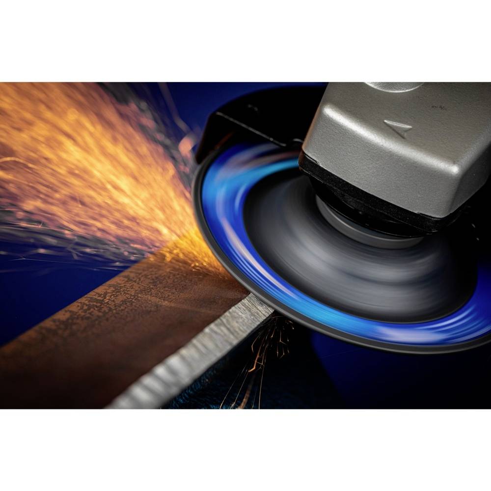 Ein Winkelschleifer schleift einen Metallbalken, Funken fliegen ab.