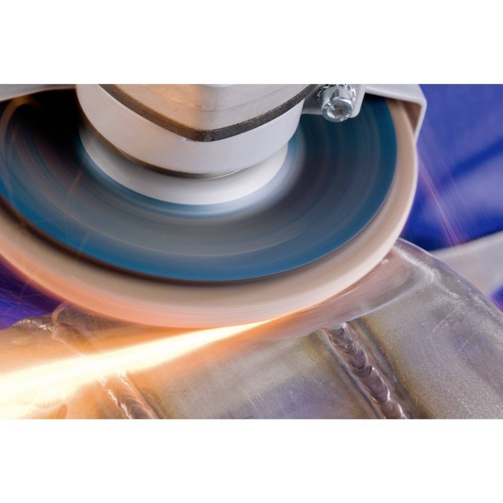 Ein Schleifgerät bearbeitet eine Metalloberfläche, Funken fliegen. Nahaufnahme zeigt die Dynamik und Intensität des Prozesses.