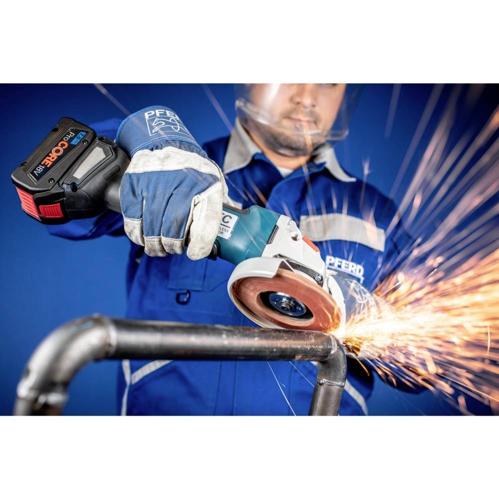 Eine Person in Schutzkleidung schleift Metall mit einem Winkelschleifer, Funken sprühen. Fokus auf sicherem Arbeiten.