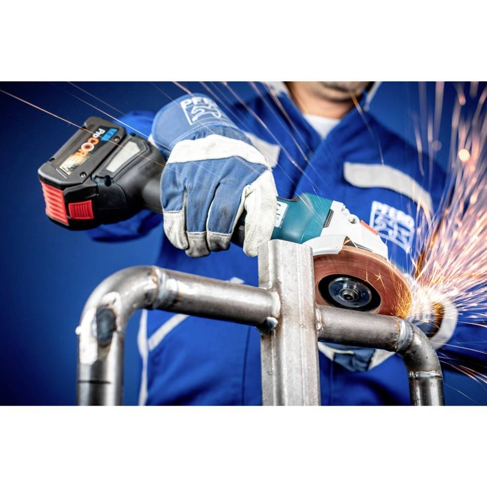 Person in blauer Arbeitskleidung verwendet einen Winkelschleifer auf Metallrohr. Funken fliegen vom Schleifpunkt.