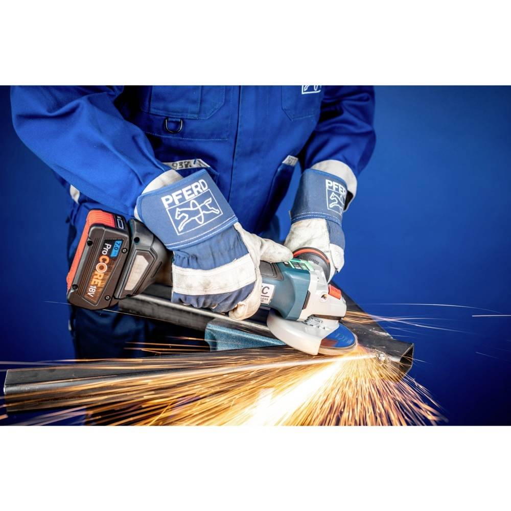 Ein Arbeiter in blauer Schutzkleidung schleift ein Metallrohr mit einem Winkelschleifer, wobei orangefarbene Funken sprühen.