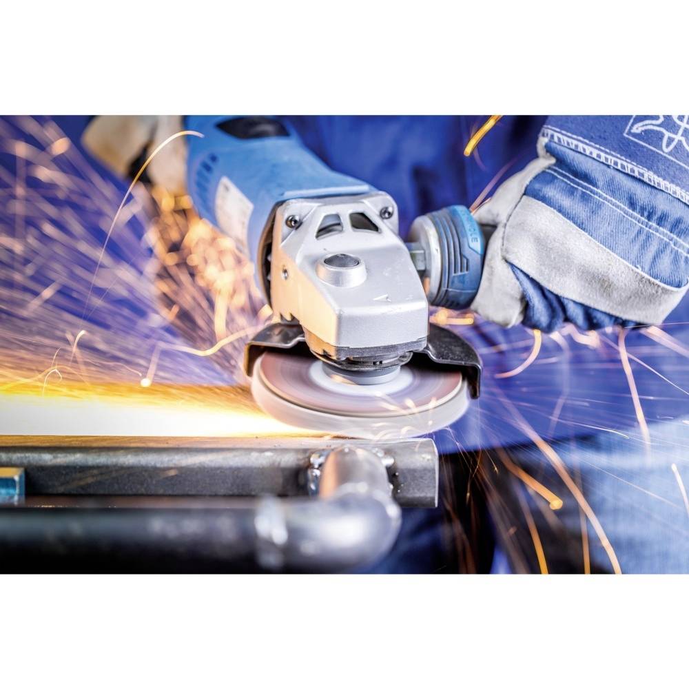 Arbeiter mit blauen Handschuhen verwendet einen Winkelschleifer, Funken fliegen. Sicherheitsmaßnahmen bei Metallarbeiten werden betont.