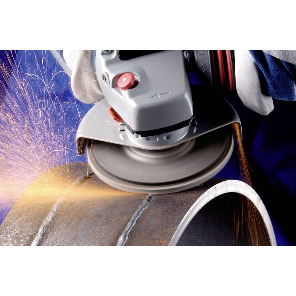 Eine Winkelschleifmaschine schleift einen Metallzylinder, wobei Funken sprühen. Die Schleifscheibe ist in voller Bewegung sichtbar.