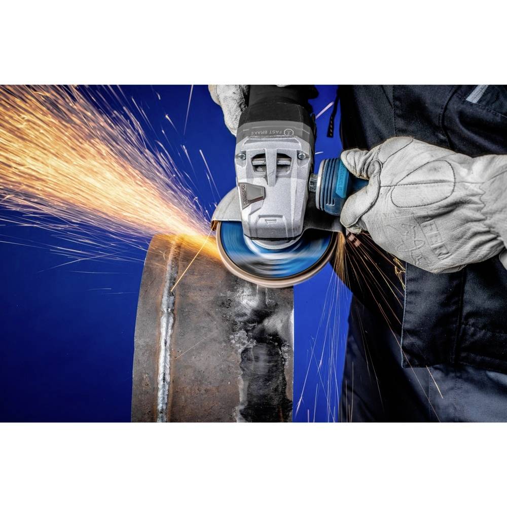 Eine Person schleift mit einem Winkelschleifer Metall, es entstehen Funken. Sie trägt Schutzhandschuhe und eine Arbeitsjacke.