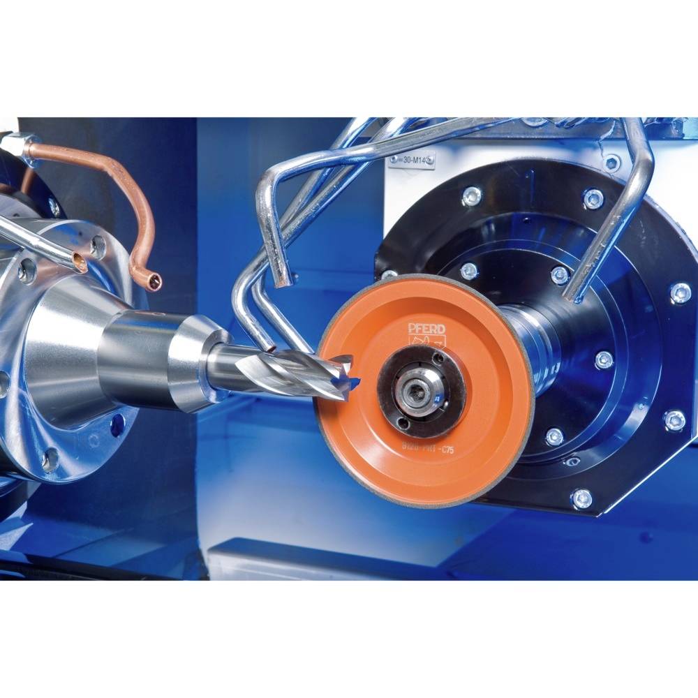 Eine Nahaufnahme einer CNC-Maschine, die ein Spiralbohrer-Werkzeug mit einer orangenen Schleifscheibe schleift.