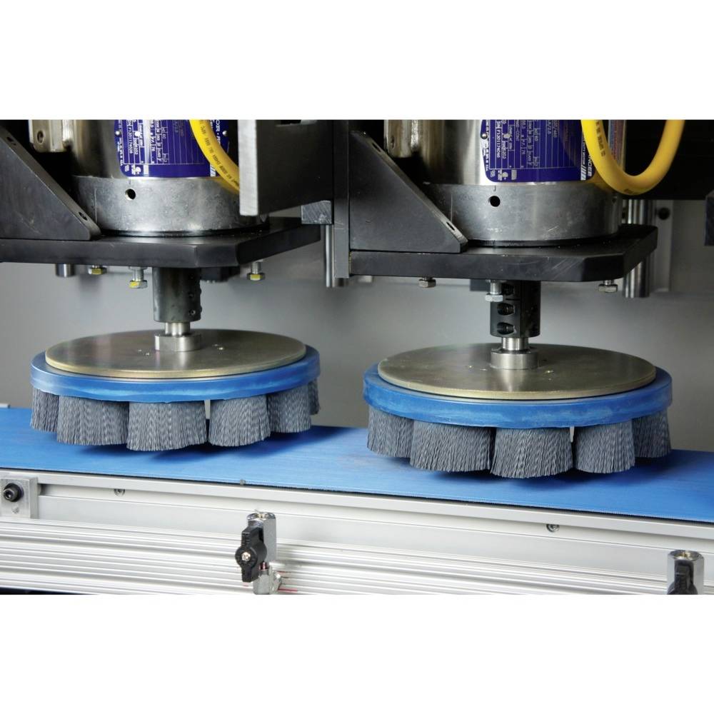 Zwei Industriebürstenmaschinen reinigen oder polieren eine blaue Oberfläche in einer automatisierten Produktionslinie.