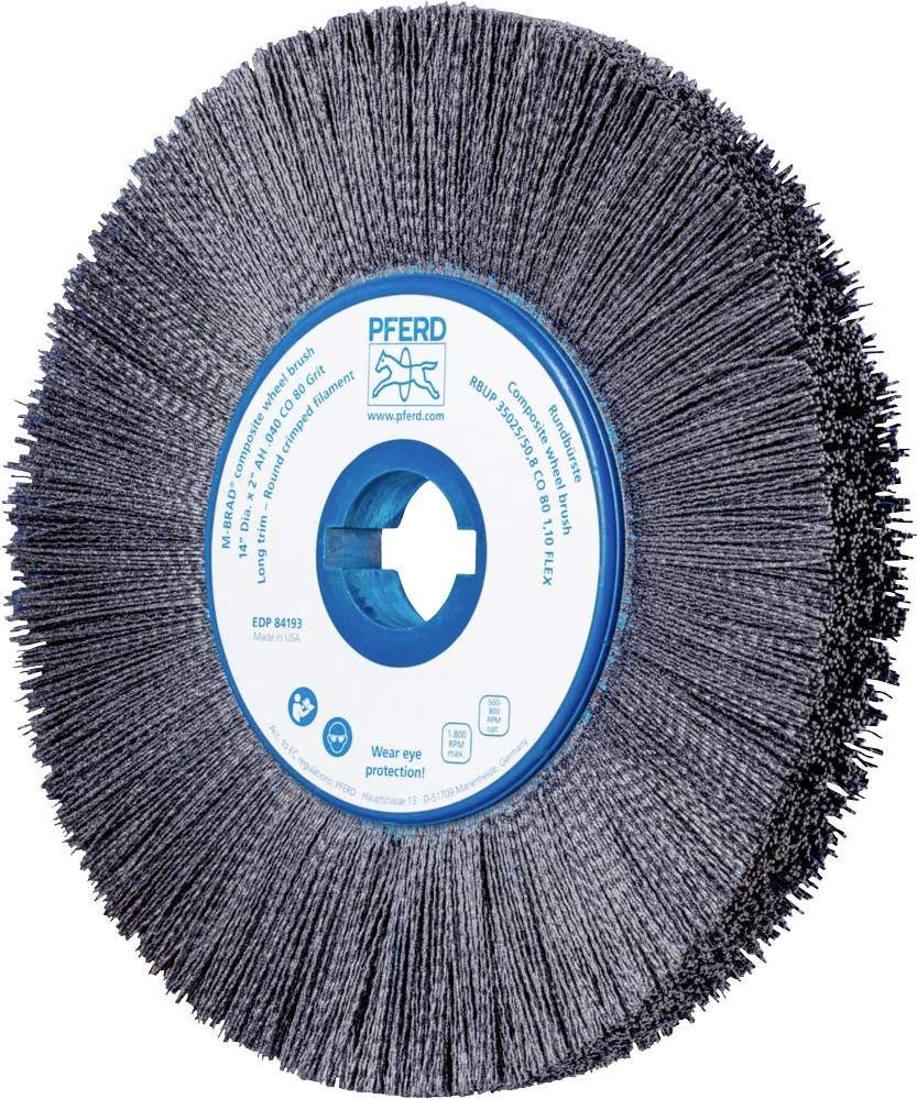 Eine rotierende Bürstenscheibe von PFERD, blaues Zentrum mit weißen und blauen Aufdrucken. Innovatives Werkzeug für Oberflächenbearbeitung.