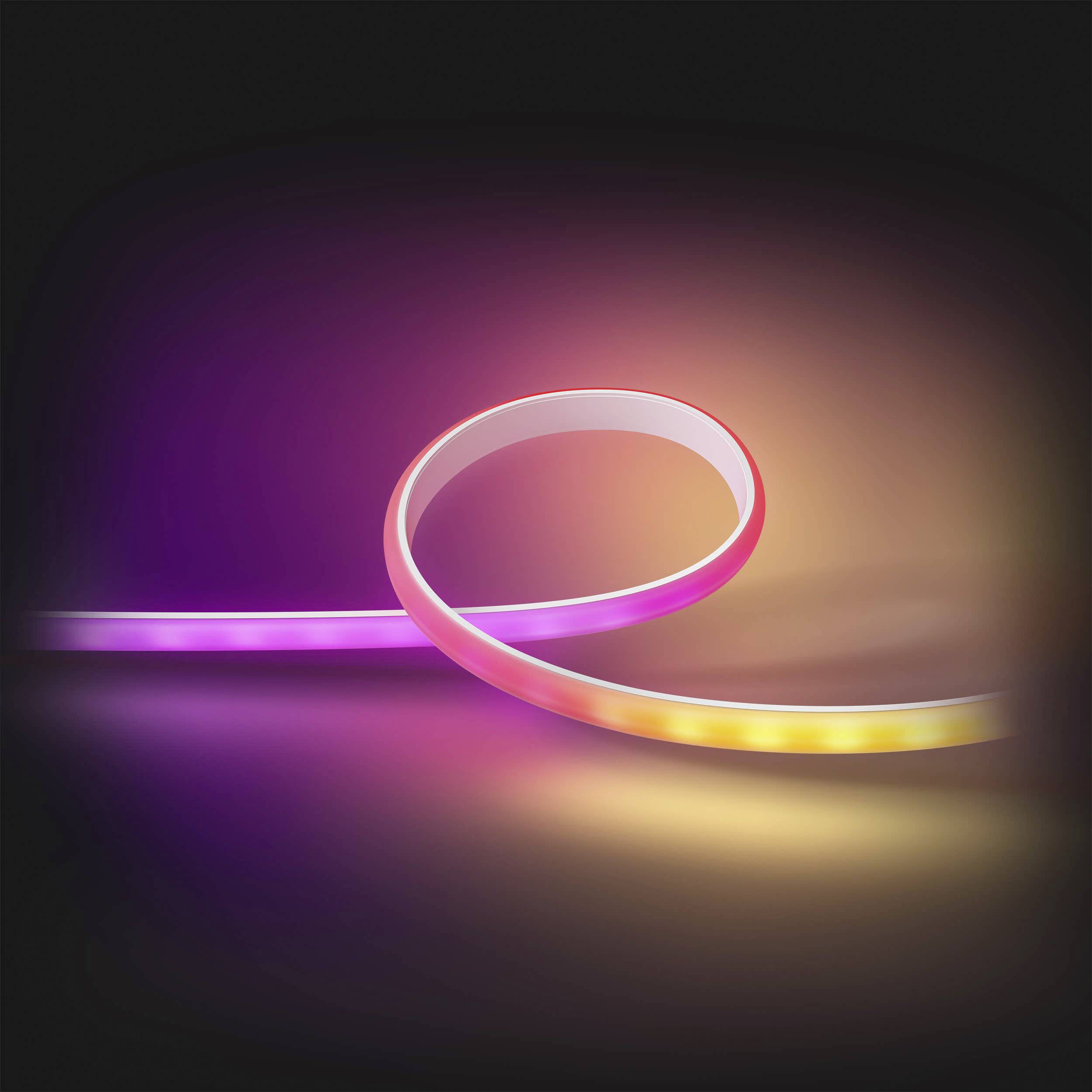 Ein geschwungener LED-Lichtstreifen leuchtet in verschiedenen Farben auf schwarzem Hintergrund und vermittelt ein futuristisches Gefühl.