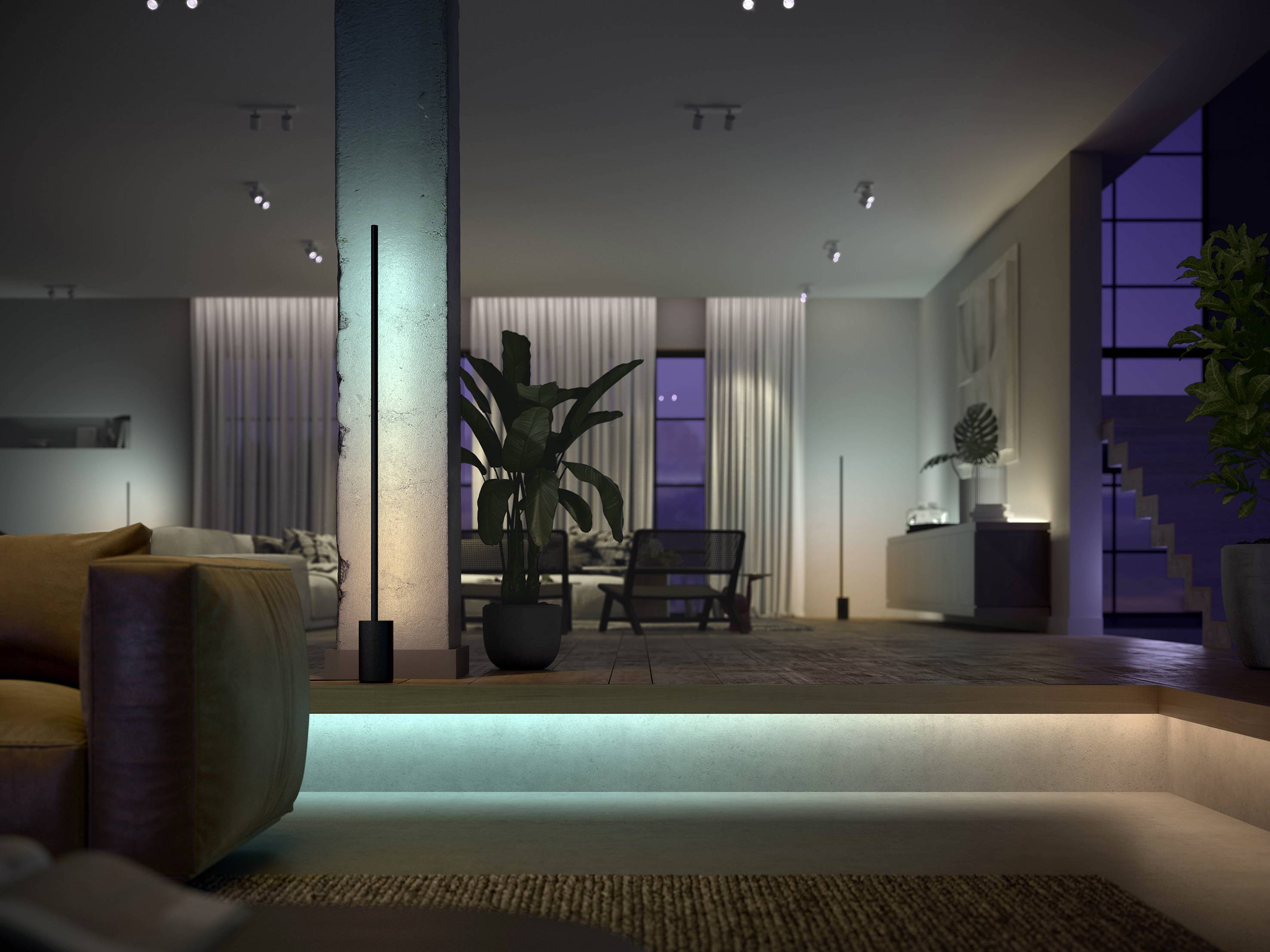 Modernes Wohnzimmer mit dimmer Beleuchtung, ein Sofa, Pflanzen und große Fenster, die einen Blick nach draußen bieten. Harmonische Atmosphäre.