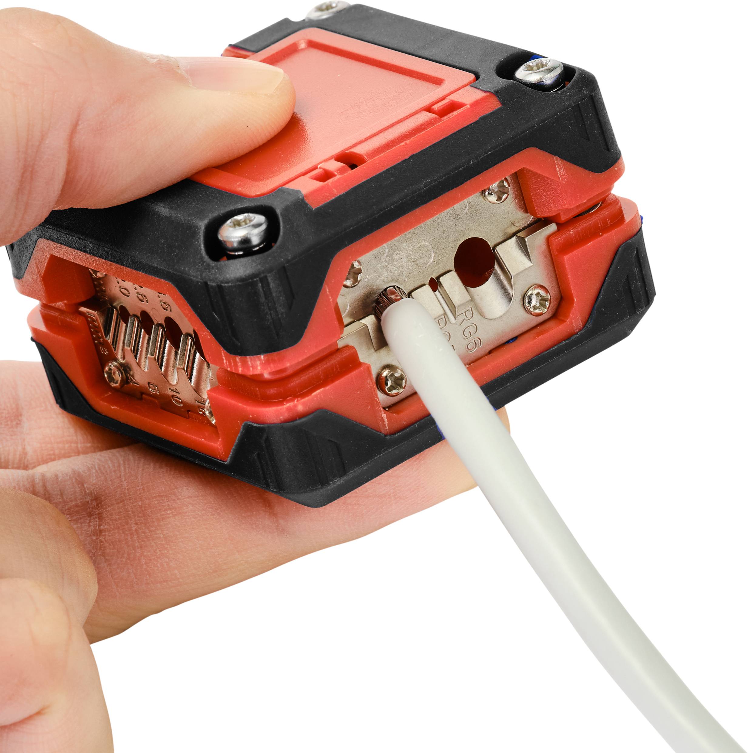 Eine Hand hält einen Crimp-Connector, während ein Kabel in eine Metallklemme gesteckt wird. Der Connector hat rote und schwarze Elemente.