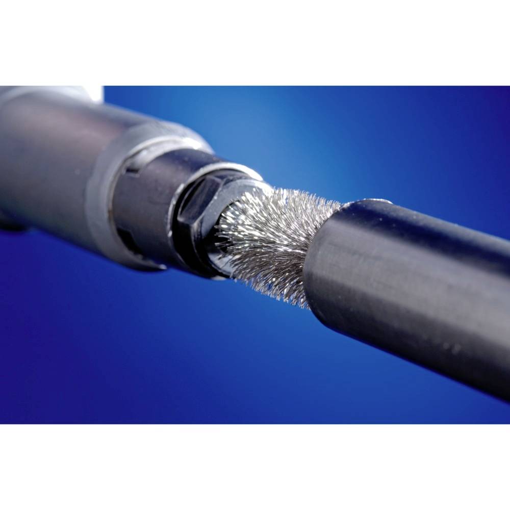 Eine rotierende Drahtbürste, die ein Rohr reinigt, vor blauem Hintergrund. Hauptsächlich für industrielle Reinigungszwecke verwendet.