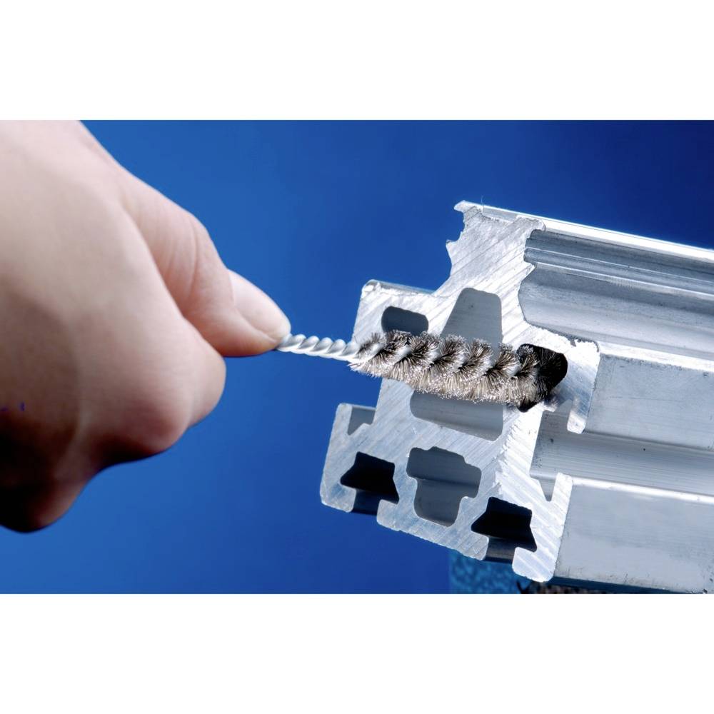 Eine Hand hält eine Metallbürste an ein Aluminiumprofil, um es zu reinigen. Hintergrund in Blau.