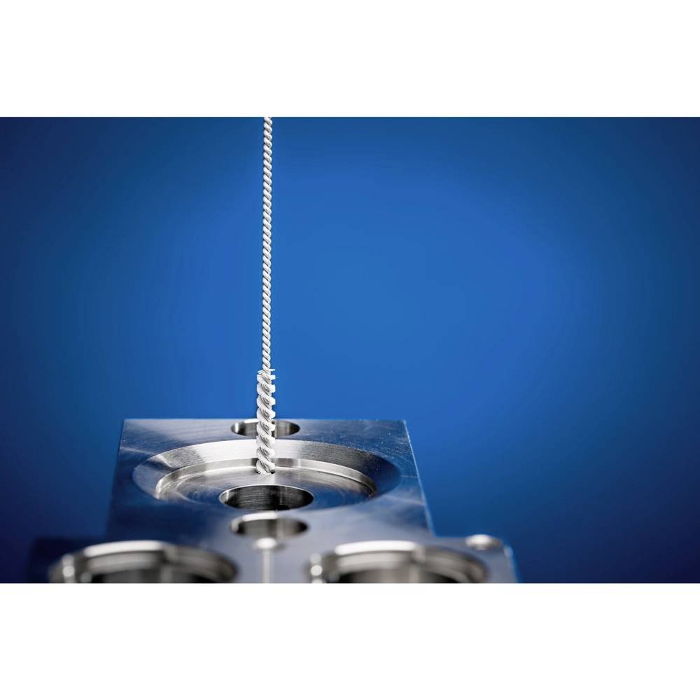 Ein Metallbohrer bohrt in einen Block, umgeben von blauem Hintergrund. Die Szene zeigt präzise Maschinentechnik.